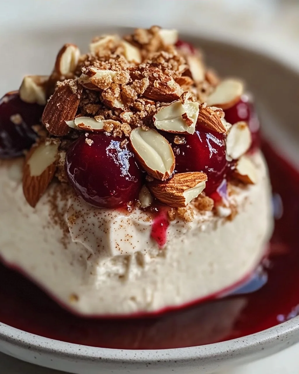 Cremiges Zimtparfait mit gebrannten Mandeln genießen!