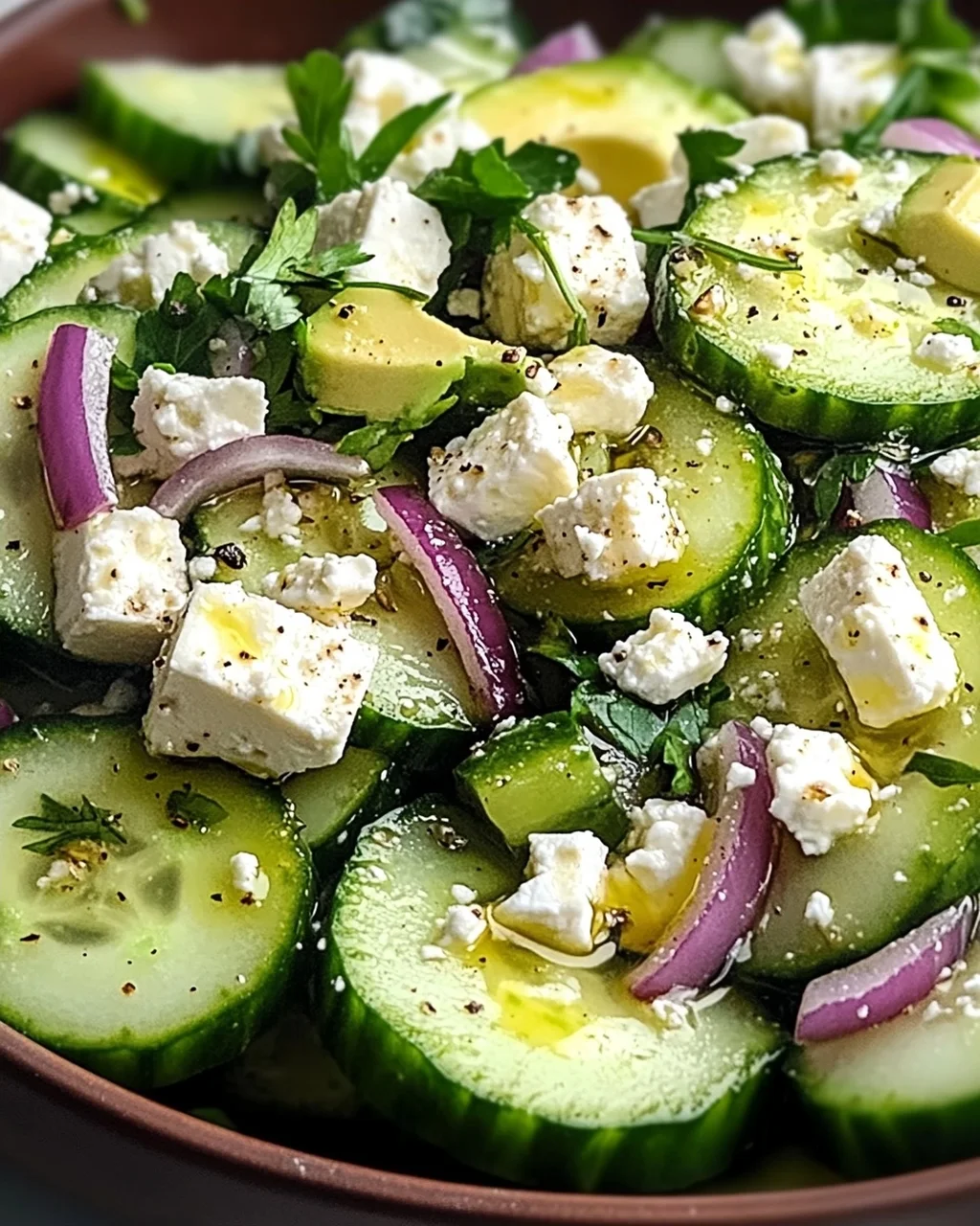 Gurken-Avocado-Salat mit Feta