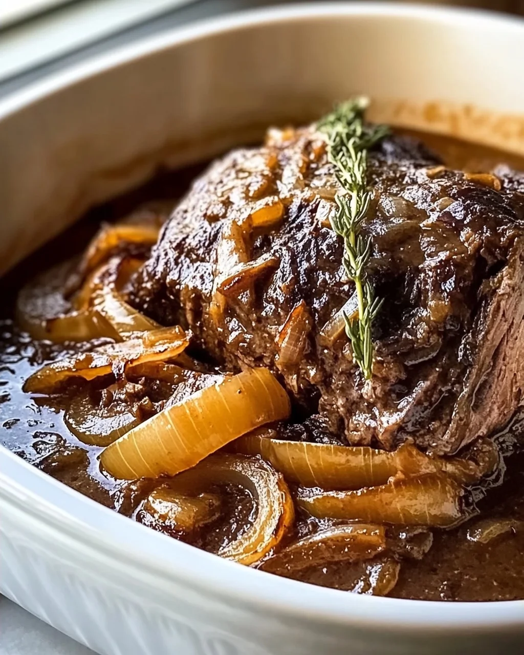 Herzhafter französischer Zwiebel-Rinderbraten für Gemütlichkeit
