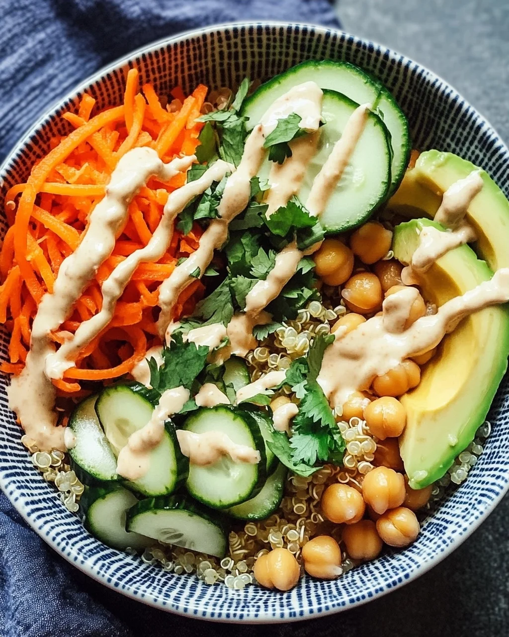 Quinoa-Gemüse-Bowl mit Tahini-Dressing