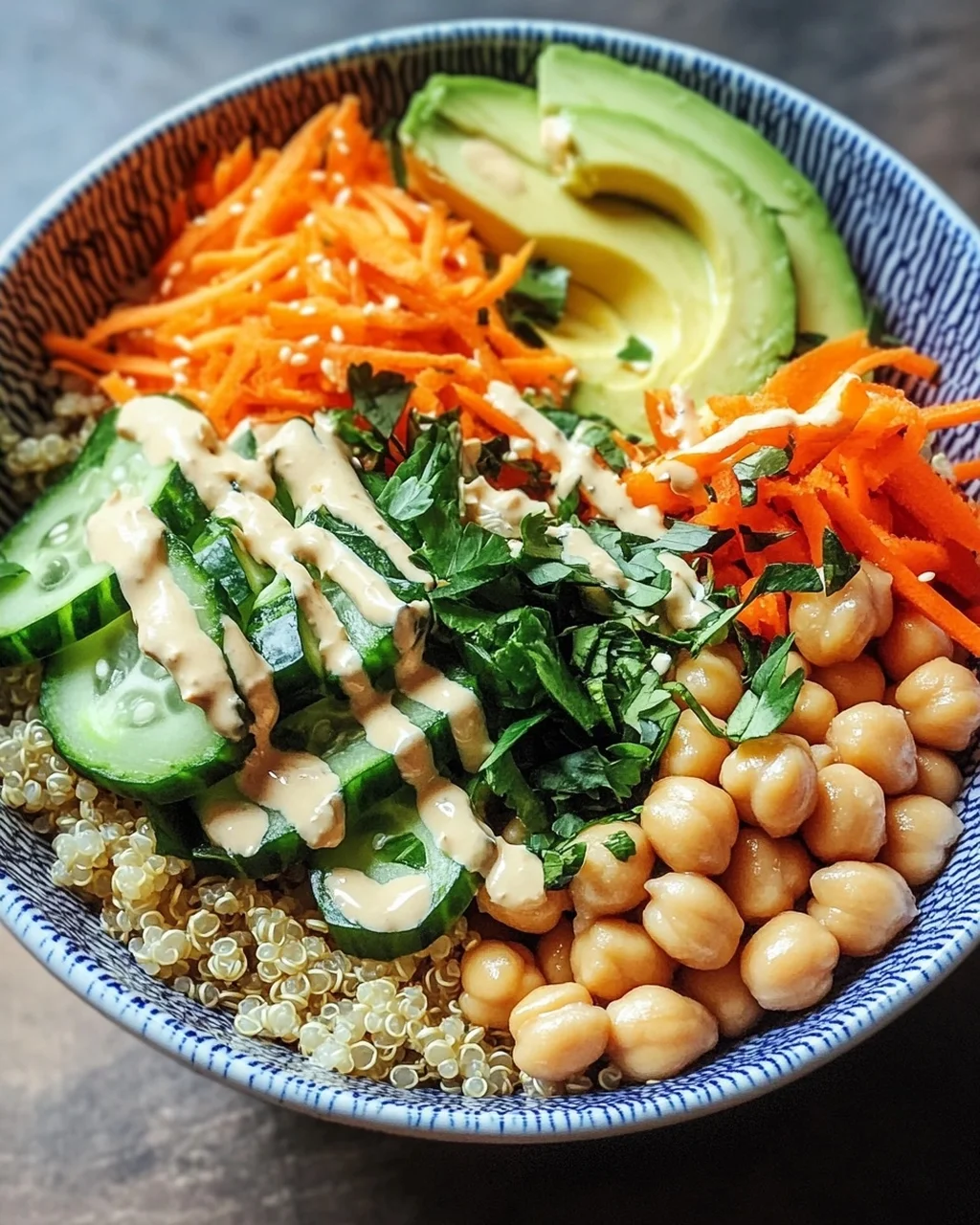 Quinoa-Gemüse-Bowl mit Tahini-Dressing